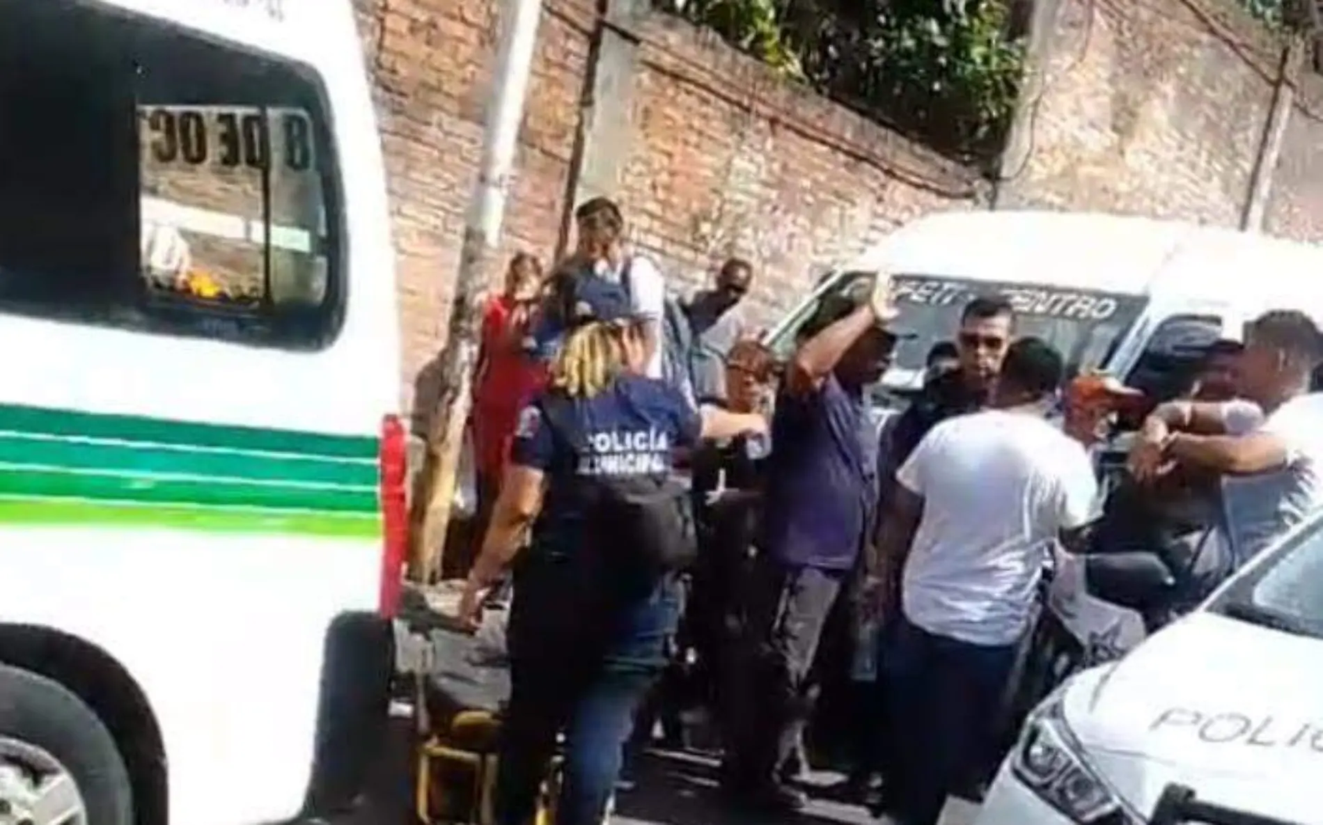 policias ayudando a lesionados